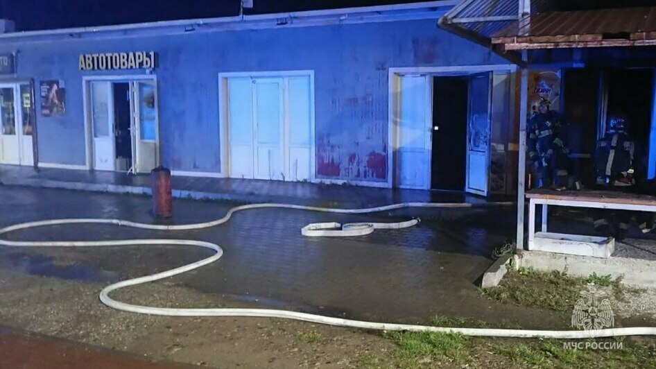 Эвакуировали 50-литровый пропановый баллон: на Карташева сгорел торговый павильон (фото) - Новости Калининграда | Фото: МЧС региона