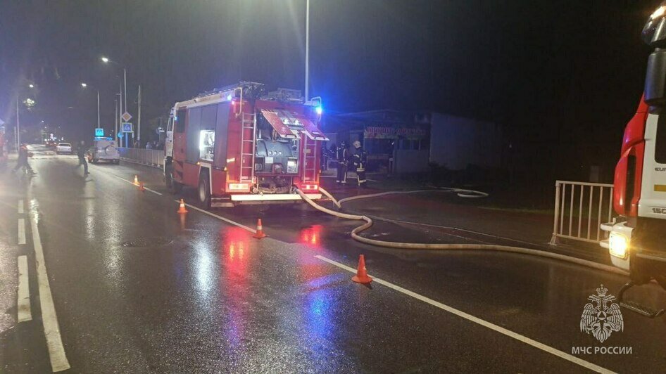 Эвакуировали 50-литровый пропановый баллон: на Карташева сгорел торговый павильон (фото) - Новости Калининграда | Фото: МЧС региона
