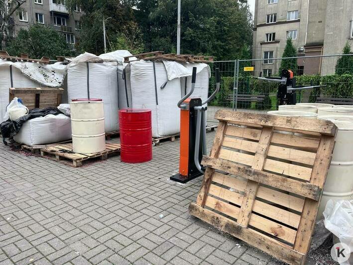 Есть даже подстаканник: в Калининграде оборудование на спортивной площадке привезли из Чувашии (фото)   - Новости Калининграда | Фото: «Клопс»