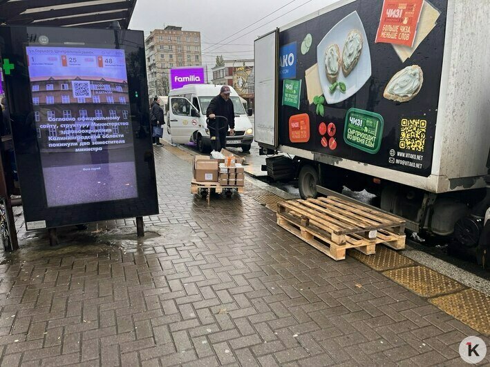 «Сажусь в автобус между стеллажами с рыбой и хлебом»: фургоны у Центрального рынка годами нагло теснят пассажиров (фото) - Новости Калининграда | Фото: «Клопс»