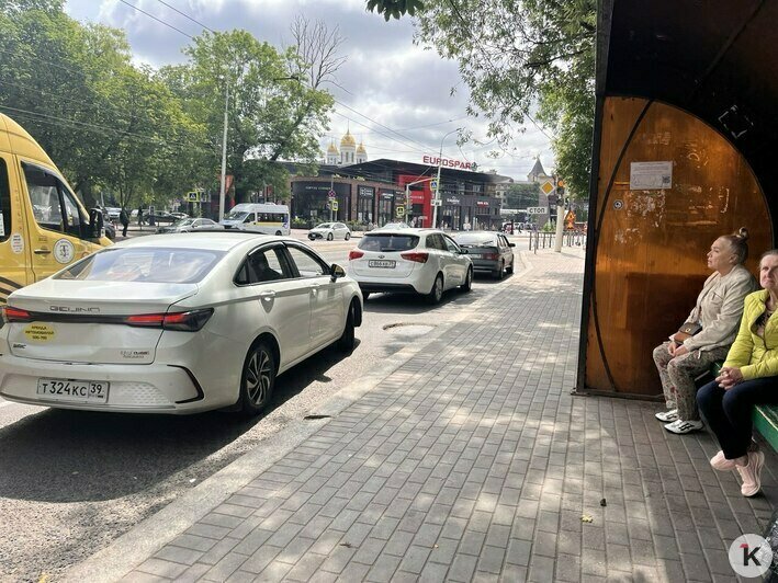 «Сажусь в автобус между стеллажами с рыбой и хлебом»: фургоны у Центрального рынка годами нагло теснят пассажиров (фото) - Новости Калининграда | Фото: «Клопс»