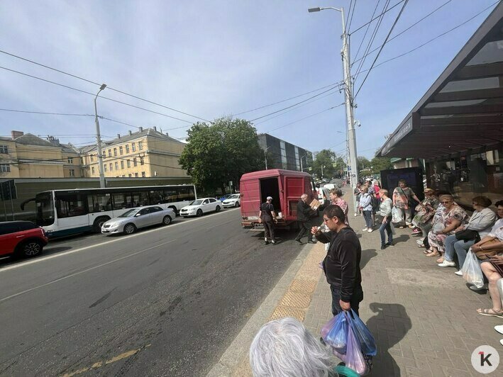 «Сажусь в автобус между стеллажами с рыбой и хлебом»: фургоны у Центрального рынка годами нагло теснят пассажиров (фото) - Новости Калининграда | Фото: «Клопс»