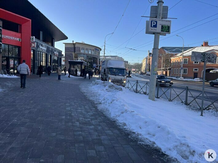 «Сажусь в автобус между стеллажами с рыбой и хлебом»: фургоны у Центрального рынка годами нагло теснят пассажиров (фото) - Новости Калининграда | Фото: «Клопс»