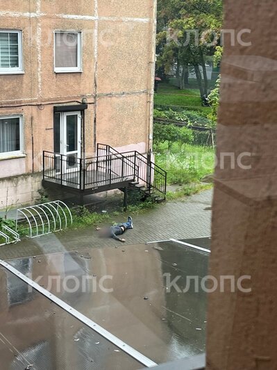 В центре Калининграда пьяный мужчина перепугал прохожих гневными речами и перформансами с раздеванием (фото, видео) - Новости Калининграда | Фото: очевидец 