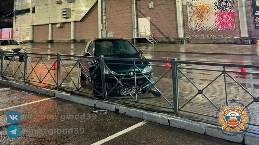 Водитель выпрыгнула на ходу: неуправляемый автомобиль устроил переполох на площади Калинина (видео) - Новости Калининграда | Фото: ГАИ региона