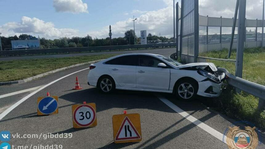 На окружной Калининграда легковушка влетела в ограждение, пассажира увезли в больницу - Новости Калининграда | Фото: ГАИ региона