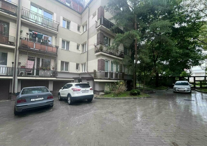Территорию возле старого немецкого здания на Кирова привели в порядок в начале сентября | Фото: архив «СК»
