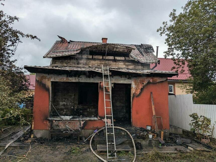 По данным следствия, дом в СНТ поджёг обидевшийся на соседку мужчина | Фото: Прокуратура Калининградской области