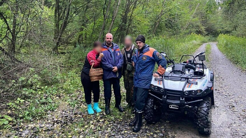 Спасатели МЧС вывели из леса семью, заблудившуюся под Зеленоградском   - Новости Калининграда | Фото: МЧС России по Калининградской области