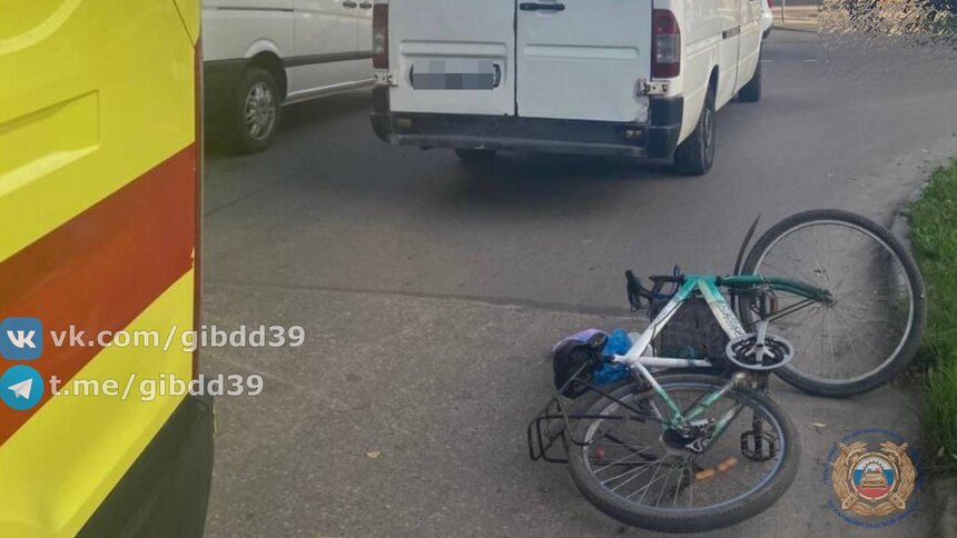 На Аксакова водитель микроавтобуса сбил женщину на велосипеде, её доставили в больницу  - Новости Калининграда | Фото: ГАИ Калининградской области 