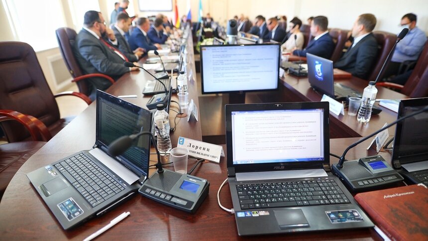 Депутат Заксобрания устроил разнос в горсовете: на окраинах Калининграда 15 лет ждут ремонта дорог - Новости Калининграда | Фото: Александр Подгорчук / Архив «Клопс»