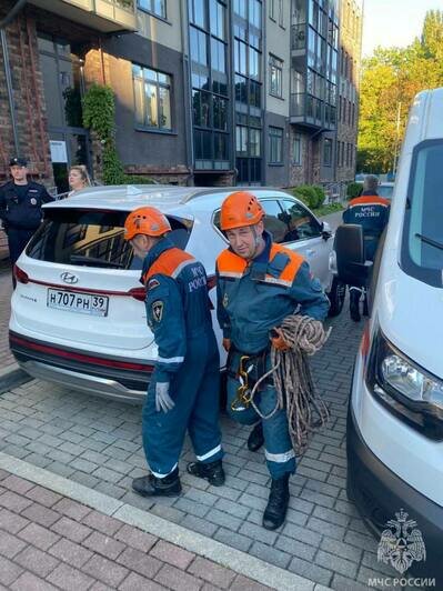 Мамы не было дома: в Калининграде девятилетняя девочка оказалась запертой на балконе третьего этажа - Новости Калининграда | Фото: МЧС России