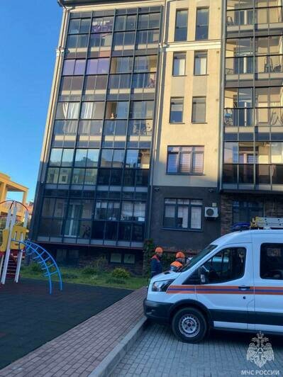 Мамы не было дома: в Калининграде девятилетняя девочка оказалась запертой на балконе третьего этажа - Новости Калининграда | Фото: МЧС России