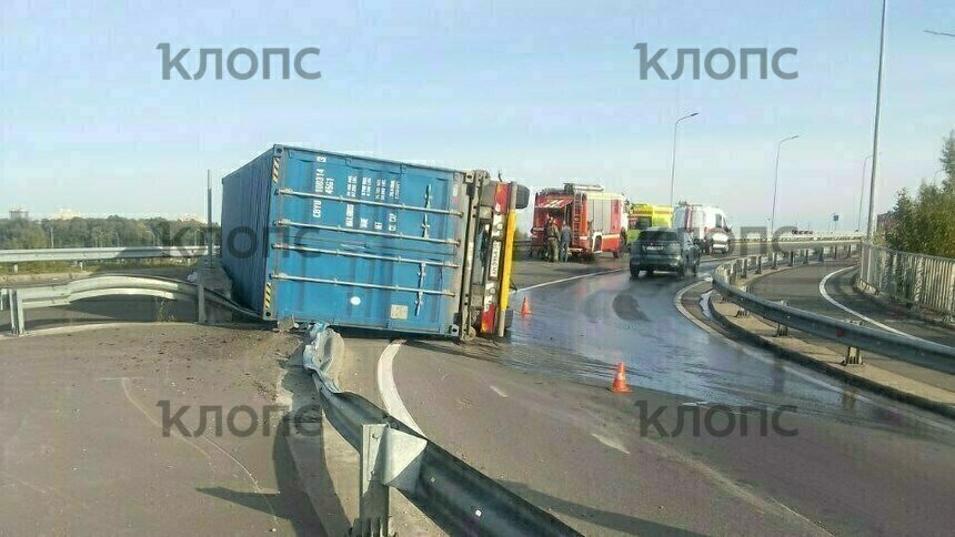 В Калининграде на пересечении улиц Ялтинская и Покрышкина перевернулся грузовик (фото) - Новости Калининграда | Фото: очевидец 