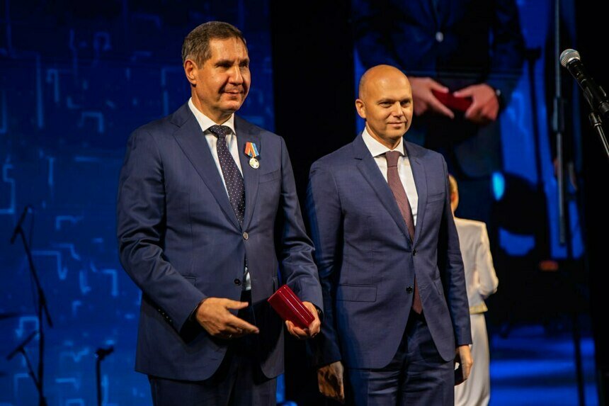 Губернатор Калининградской области Алексей Беспрозванных вручил медаль генеральному директору «Россети Северо-Запад» и «Россети Янтарь» Вячеславу Торсунову | Фото: пресс-служба «Россети Янтарь» Губернатор Калининградской области Алексей Беспрозванных вручил медаль генеральному директору «Россети Северо-Запад» и «Россети Янтарь» Вячеславу Торсунову | Фото: пресс-служба «Россети Янтарь»