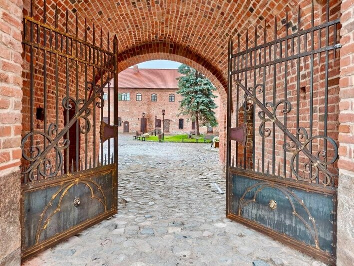 Не новодел, а точная копия: в замке Нойхаузен облагородили ворота (фото) - Новости Калининграда | Фото: страница замка Нойхаузена «ВКонтакте»