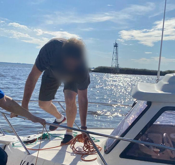 В заливе под Калининградом выявили нелегала за штурвалом: у судоводителя оказались поддельные права - Новости Калининграда | Фото: пресс-служба Западного ЛУ МВД России на транспорте