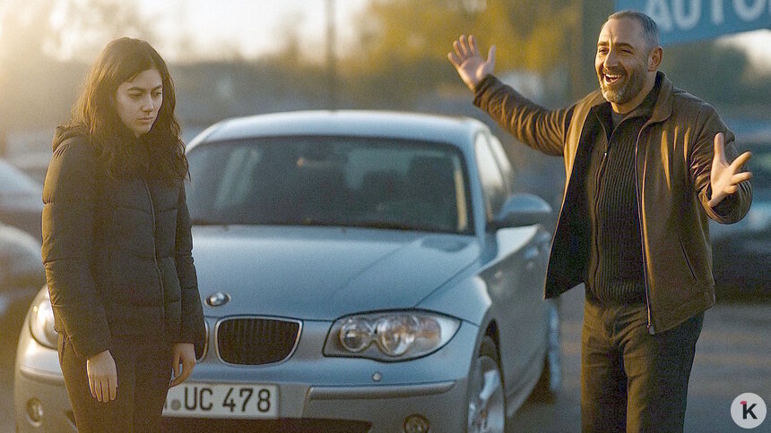 Калининградка поверила посреднику и осталась и без машины, и без денег    - Новости Калининграда | Иллюстрация: нейросеть «Ложка» / «Клопс»