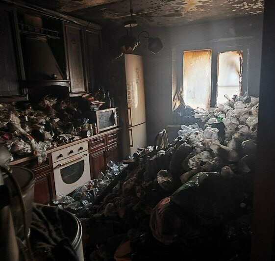 В Саратове владелец «квартиры Плюшкина» погиб в пожаре, не сумев выбраться из огня по горам хлама - Новости Калининграда | Фото: МЧС России