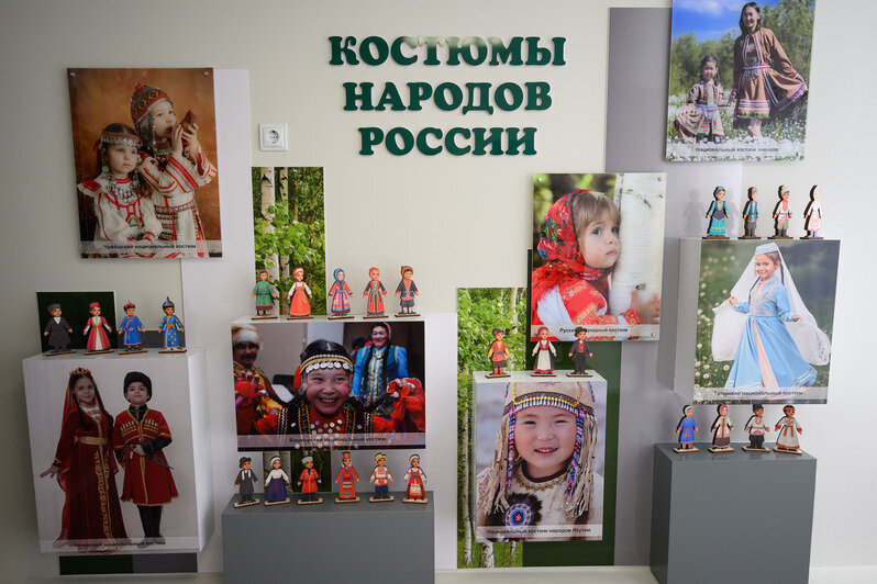 Дети и воспитатель Ирина Назарова говорят о вечном - об искусстве | Фото: Александр Мелехов