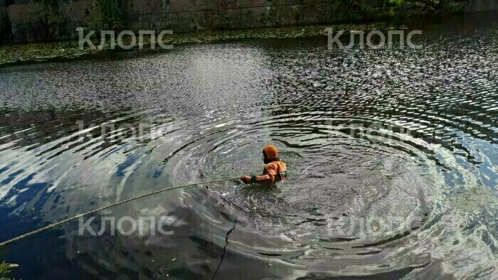 Утонул прямо на глазах прохожих: в Калининграде из рва возле Центрального рынка достали тело мужчины (видео) - Новости Калининграда | Фото: очевидец 