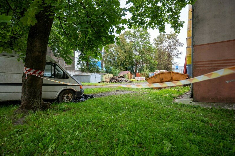 В Фонде капремонта сообщили, что зона работ огорожена, но ленточку журналисты обнаружили только в торце дома
