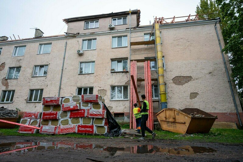 В Фонде капремонта сообщили, что зона работ огорожена, но ленточку журналисты обнаружили только в торце дома