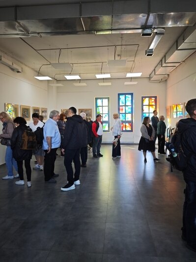 «Места, куда мы хотим возвращаться»: в синагоге открылась двойная выставка про птиц и пейзажи Калининградской области - Новости Калининграда | Фото: Эдуард Молчанов