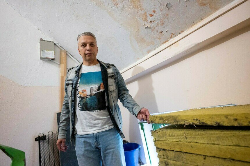 Евгений Авраменко вынужден беспокоиться о том, чтобы осенние дожди не залили дорогостоящие музыкальные инструменты | Фото: Александр Мелехов