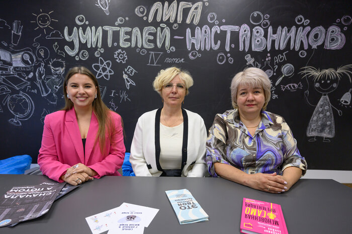 Наталья Придава, Жанна Глазунова и Ирина Будакова в разные годы были ученицами 47-й школы, а теперь все они работают здесь преподавателями | Фото: Александр Мелехов