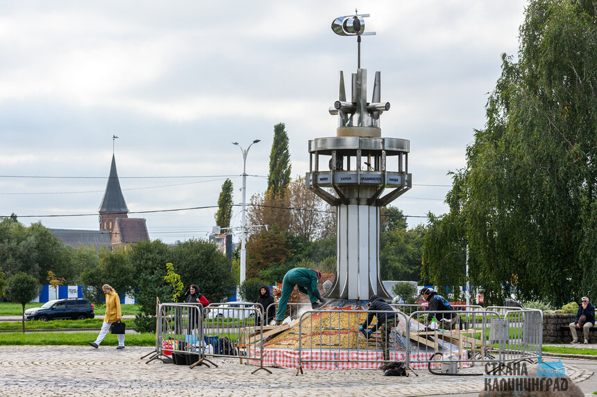 Ремонт часов с мозаикой на Нижнем озере в Калининграде | Фото: Александр Мелехов