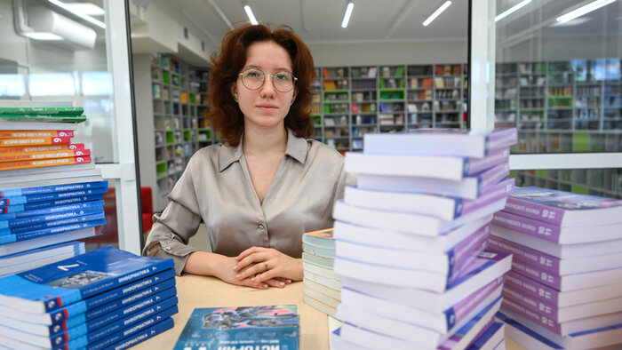 Библиотекарь Дарья Дудукина - выпускница школы № 11, девушка пришла  в профессию за мамой | Фото: Александр Мелехов