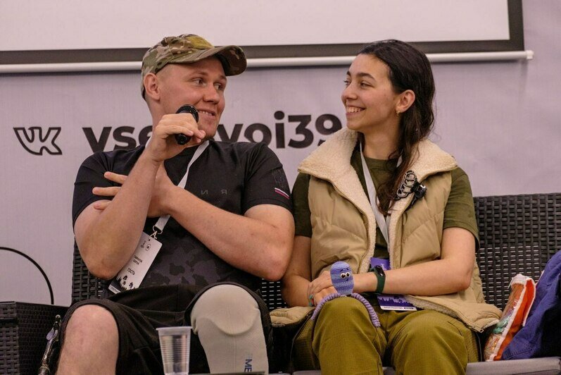 Вместе с женой занимаются волонтёрской деятельностью, плетут маскировочные сети, вяжут вещи для недоношенных малюток | Фото: архив героя публикации