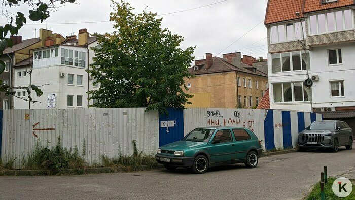 Мимо заброшенного участка дети вынуждены ходить в школу | Фото: «Клопс»
