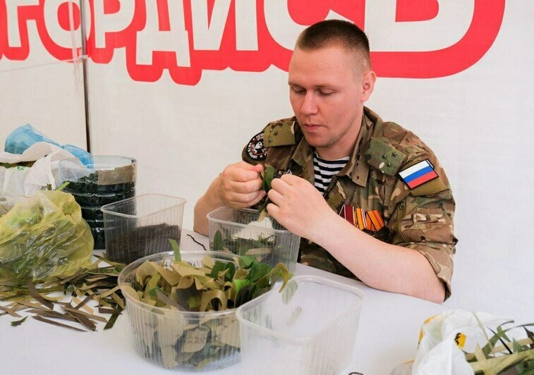 Вместе с женой занимаются волонтёрской деятельностью, плетут маскировочные сети, вяжут вещи для недоношенных малюток | Фото: архив героя публикации