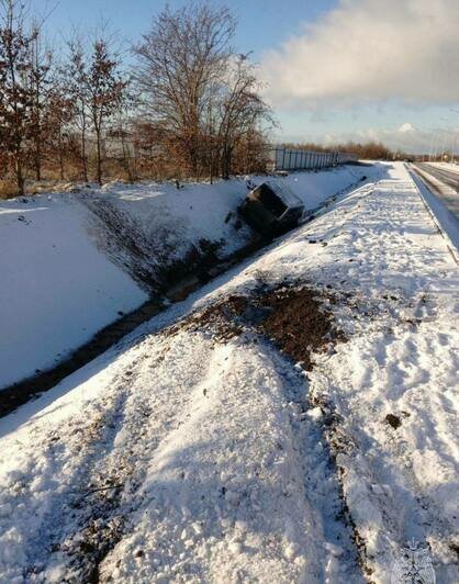 В Гурьевском районе микроавтобус вылетел с трассы в канаву, водителя из салона вытаскивали пожарные (фото) - Новости Калининграда | Фото: МЧС региона