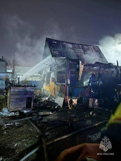 В Калининграде загорелся деревянный садовый домик, пострадал один человек - Новости Калининграда | Фото: МЧС региона