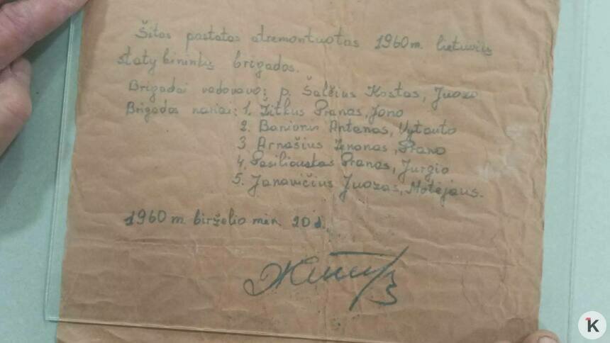 Надпись гласит: «Это здание было отремонтировано в 1960 году литовской строительной бригадой». Далее перечисляются имена рабочих | Фото: Владимир