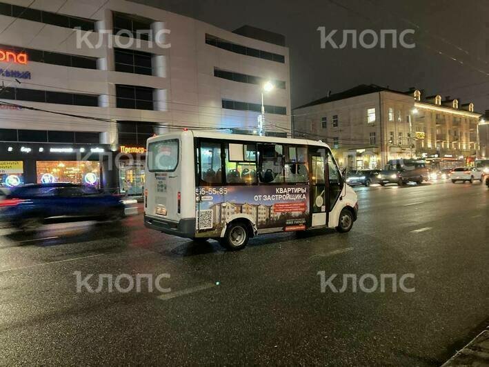 Два стекла навылет: в центре Калининграда «сцепились» два автобуса (фото) - Новости Калининграда | Фото очевидцев