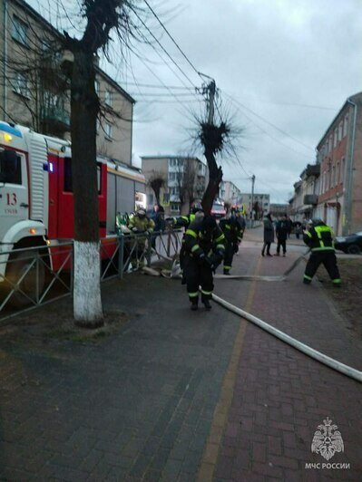 В Гусеве из горящей комнаты в однушке спасли девушку - Новости Калининграда | Фото: пресс-служба ГУ МЧС по Калининградской области