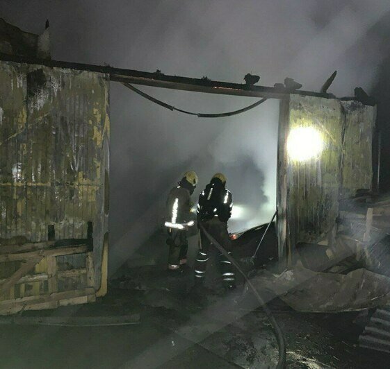 В Багратионовском районе сгорел гараж, огонь уничтожил легковушку и трактор - Новости Калининграда | Фото: МЧС региона