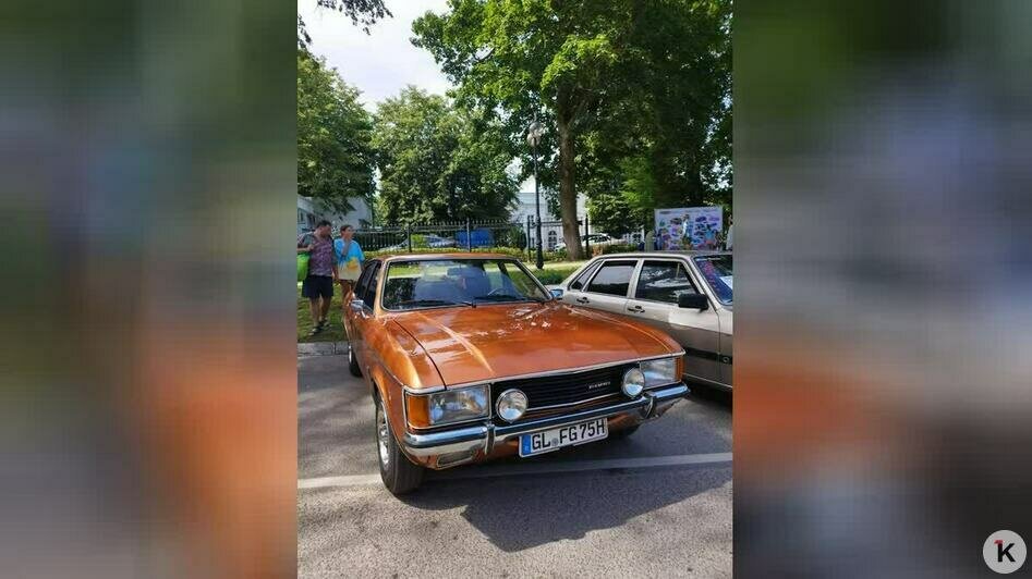 Сейчас Тим ездит на оранжевом Ford Granada, а в 18 лет его любовью был синий Ford Capri | Фото: личный архив героя публикации