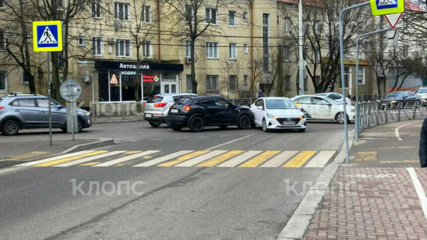 На пересечении Горького и Партизанской столкнулись две машины, собирается пробка - Новости Калининграда | Фото: очевидец