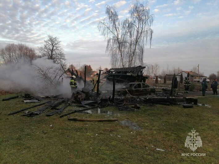 В Правдинском районе сгорели деревянный сарай и гараж с машиной (фото) - Новости Калининграда | Фото: пресс-служба МЧС по Калининградской области