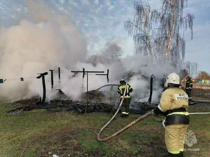 В Правдинском районе сгорели деревянный сарай и гараж с машиной (фото) - Новости Калининграда | Фото: пресс-служба МЧС по Калининградской области