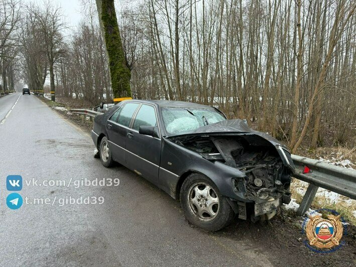 По дороге на Зеленоградск Mercedes выскочил на встречку и заставил Toyota кувыркаться (фото) - Новости Калининграда | Фото: Госавтоинспекция Калининградской области