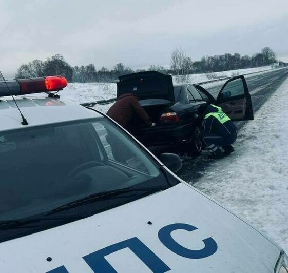 Водитель из Багратионовска пробил колесо и застрял на заснеженной трассе, пока его не выручили инспекторы ДПС - Новости Калининграда | Фото: пресс-служба регионального УМВД