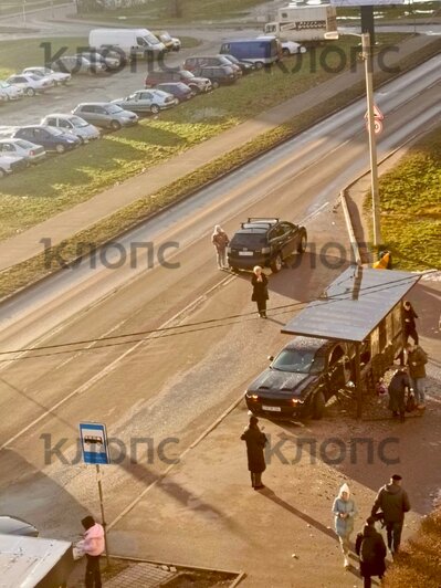 На Интернациональной легковушка с иностранными номерами врезалась в остановку (фото, видео)  - Новости Калининграда | Фото: очевидец 