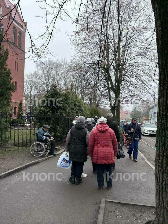 «Там человек 300!»: калининградцы в Крещение выстроились в огромные очереди в церкви за святой водой (фото)   - Новости Калининграда | Фото: очевидец