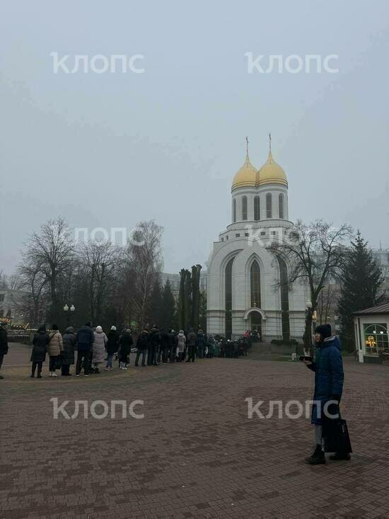 «Там человек 300!»: калининградцы в Крещение выстроились в огромные очереди в церкви за святой водой (фото)   - Новости Калининграда | Фото: очевидец